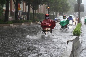 昨(3)日下午，市中心突然出現一場持續近1小時的大雨，導致多條街道嚴重水淹。（圖源：阮新）