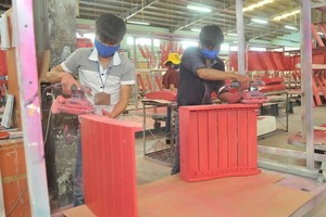 家具製造企業因出口訂單銳減而面臨許多困難。