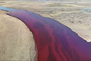 俄羅斯２萬噸柴油洩漏致河水被染紅。（圖源：互聯網）