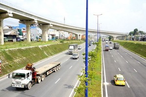 位於市國立大學交通樞紐的高架橋系統。