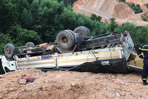 運載炸藥的卡車側翻現場。（圖源：廣治公安報）