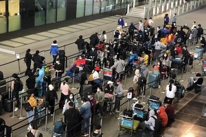 從英國撤回的越南公民安全抵達新山一機場並接受初步醫療檢查後送至集中隔離區進行醫學隔離觀察。（圖源：清孟）