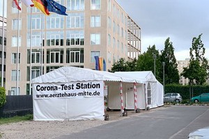 柏林一家私人診所在該市市中心一處停車場內設立的新冠抗體檢測點。（圖源：互聯網）