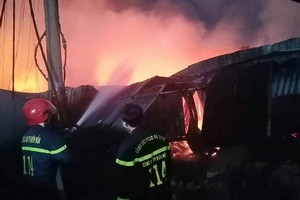 消防隊在火警現場致力滅火。（圖源：阮安）