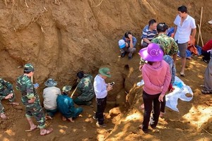 職能力量和烈士親屬發掘17名特工犧牲的集體墓穴。（圖源：德誠）