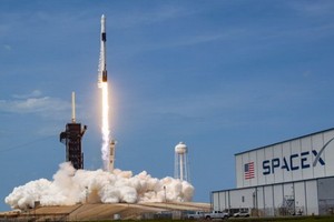 美國太空探索科技公司（SpaceX）5月30日發射火箭，31日成功以太空船將太空人送抵國際太空站，成為首家成功執行載人太空飛行任務的民間企業。（圖源：SpaceX）