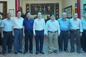 二府會館理事會與阮文孝書記(中)合影。