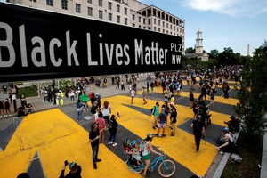 白宮附近的道路寫上「黑人的命也是命」。（圖源：路透社）