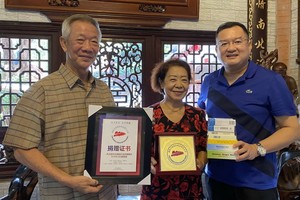 趙騫會長(右一)向朱應昌伉儷 致送感謝書。