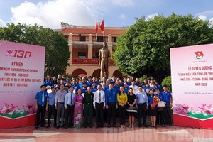 “遵循胡伯伯教誨先進青年”的集體和個人模範合影留念。（圖源：市黨部新聞網）