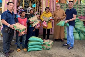 該廟慈善組組長鄒國榮（左一）和寶光寺住持（右二）向貧困少數民族同胞派發濟貧禮物。