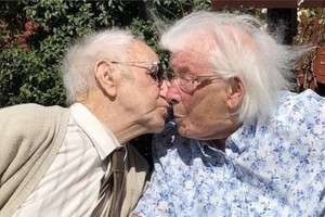 埃里克和南希‧金斯頓保持浪漫情懷。（圖源：互聯網）