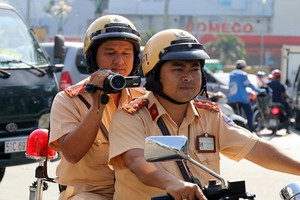 交警拍攝違規行為。（圖源：獨立）