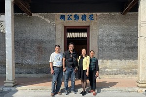 鄧越烽（左二）在故鄉的鄧公祠前與鄉親合影。