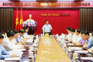 中央組織部長范明政（中）主持廣寧省常委會議並發表講話。（圖源：VGP）