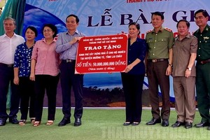 市委常務副書記陳留光（左四）出席住房移交儀式。（圖源：市黨部新聞網）