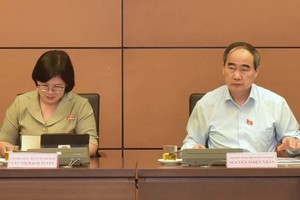 市委書記阮善仁（右）主持本市國會代表小組討論會議。（圖源：光福）