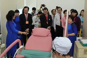 雄王醫院代表介紹新樓房的現代裝設備。