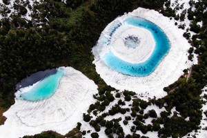 日本橫跨岩手縣與秋田縣的八幡平山頂附近的“鏡沼”，伴隨著積雪融化，日前出現了奇特的“龍眼”景象。（圖源：互聯網）