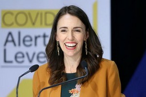 新西蘭總理阿德恩宣佈，從8日午夜起，新西蘭全國將進入1級警報階段。（圖源：Getty Images）