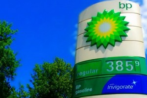 新冠肺炎疫情給石油需求和英國石油公司的盈利帶來沉重打擊，將裁員近1萬人，並凍結高級管理人員的薪酬。