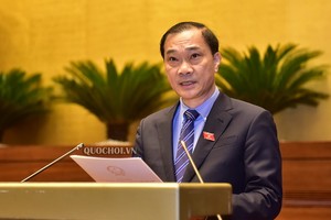 國會經濟委員會主任武鴻清闡釋有關調整2017-2020年階段東面北-南高速公路的若干陸路路段建設項目投資主張的審核報告。（圖源：Quochoi.vn）