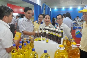 在去年舉行的本市與四十五個省、市商品供需對接會議上，參觀者光顧本市展位。