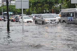 6月3日下午，大雨過後的平盛郡阮友景街積水氾濫成河一片汪洋。（圖源：廷理）