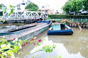 施工單位將疏濬從第三郡6號橋至新平郡渥籍街全長約1450米河段的沖積沉澱淤泥。（圖源：文平）