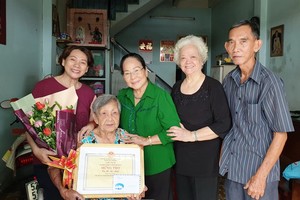 第八坊高齡人會向華人胡四妹大娘祝壽。