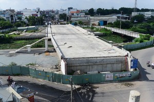 到2018年中，新圻新貴橋項目已施工達70%工作量，但因等待拆遷補償而項目暫停施工。（圖源：光定）