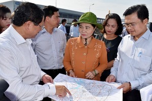 市委副書記、人民議會主席阮氏麗（中）親往檢查本市各項重點交通項目的開展進度。（圖源：VOV）