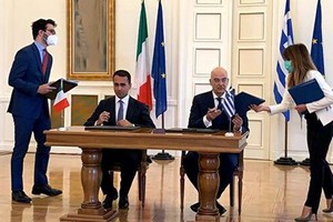 希臘外長和意大利外長簽署協議。（圖源：Getty Images）