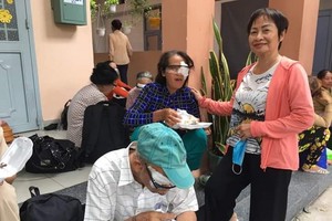 華人商販應氏蓮（右）向視障者派發營養餐。