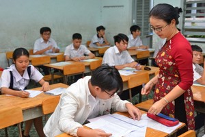 學生參加高中一考取。