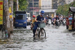 昨(10)日中午的一場大雨，使本市多條街受淹，導致民眾往來困難重重。（圖源：TTO）
