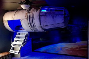 照片顯示，室內裝飾的風格類似《星球大戰》電影裡的佈景，牆角處有一個睡眠艙，懸掛在天花板上。（圖源：互聯網）