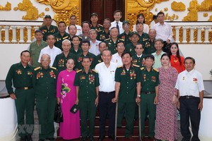 黨中央政治局委員、政府常務副總理張和平（前中）同乂安省革命有功者代表團合影留念。（圖源：越通社）