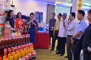 第五郡領導參觀企業的展位。