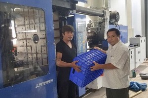 丁文森（右）視察生產水果箱。