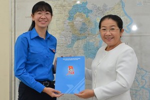 潘氏清芳同志（左）出任第十屆共青團本市市委書記。（圖源：越勇）