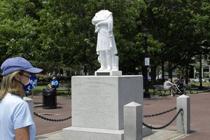 航海家哥倫布(Christopher Columbus) 在美國各地的多個雕像受到破壞，6月10日有波士頓的哥倫布雕像遭“斬首”。（圖源：AP）