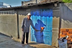 鄰居黎文創告訴記者已故的老車夫住房早已被密封。（圖源：越國）