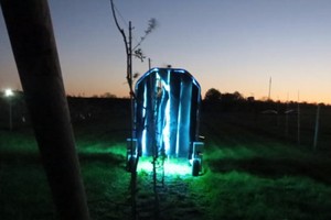 團隊在紐約兩座葡萄園做田野實驗。每天晚上太陽下山後，數台 Thorvald 會自動沿著葡萄株繞行。（圖源：Cornell University）