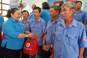 市勞動聯團副主席黎氏金翠向新平市場包裝業團會員贈送禮物。（圖源：銀河）