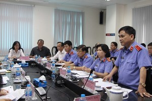 市人民檢察院院長杜孟棒（站立者）向監察團匯報。（圖源：梅花）