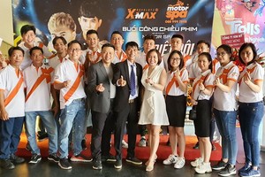 華人企業家張信發（前排左起第五位）與全體員工 合影。