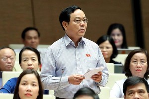 廣治省國會代表團長黃德勝（中）在議場上發言。（圖源：清顯）