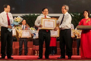 黨中央政治局委員阮文平（右二）向《勞動者報》總編輯蘇廷遵頒發獎狀。（圖源：吳絨）