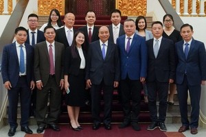 阮春福總理（中）與中國企業代表團合照。（圖源：VOV）